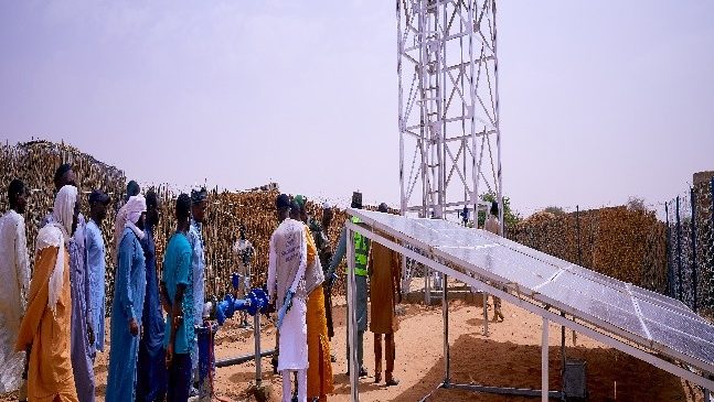 Communauté réunie autour d’une installation solaire